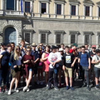Devant le palais Farnese où se trouve l'ambassade de France
